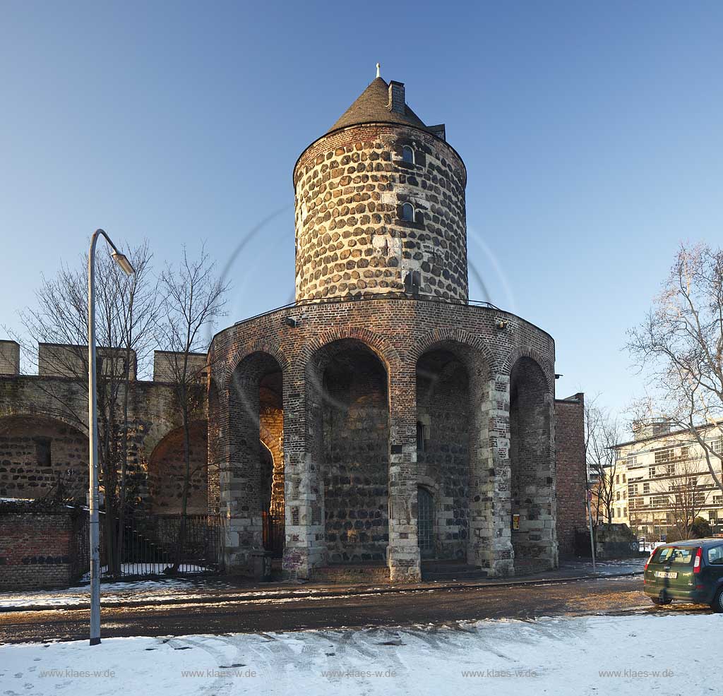 Koeln Altstadt, die Gereonsmhle ist Bestandteil eines etwa 300 m langen erhaltenen Restes der mittelalterlichen Stadtmauer von Koeln. Sie liegt zwischen Gereonswall und Hansaring westlich der Eigelsteintorburg, Ansicht im Winter mit Schnee; Cologne oldtown, histrical city wall with mill Gereonsmuehle in winter with snow