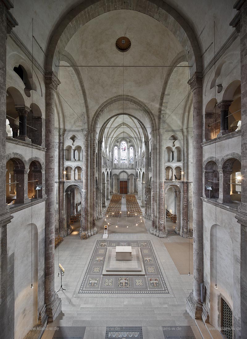 Koeln Altstadt romanische Kirche Gross Sankt Martin, Innenaufnahme mit Blick aus der Galerie in der Ostapsis durch Chor und Hauptschiff nach Westen; Cologne romanesque church Gross St. Martin in the old town