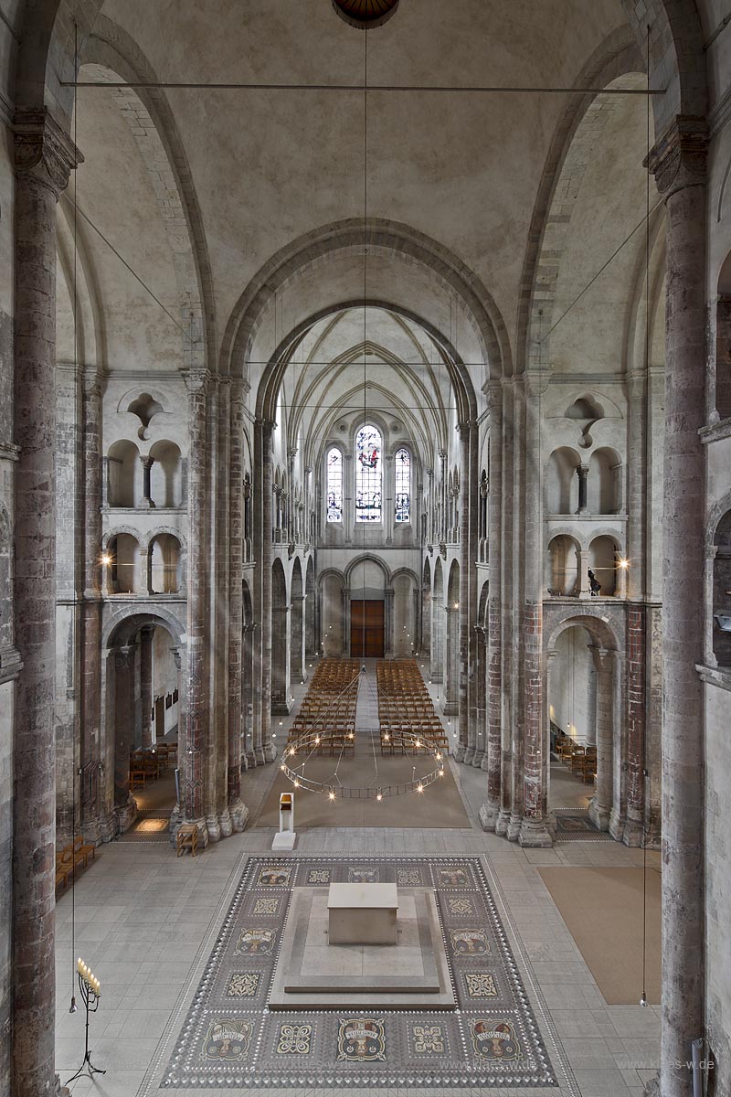 Koeln Altstadt romanische Kirche Gross Sankt Martin Innenaufnahme mit Blick aus der Galerie in der Ostapsis durch Chor und Hauptschiff nach Westen; Cologne romanesque church Gross St. Martin in the old town