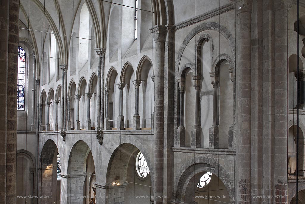 Koeln Altstadt romanische Kirche Gross Sankt Martin, Innenaufnahme mit Blick ins Noerdliche Langhaus, Saeulen am ehemaligen oberen Laufgang; Cologne romanesque church Gross St. Martin in the old town