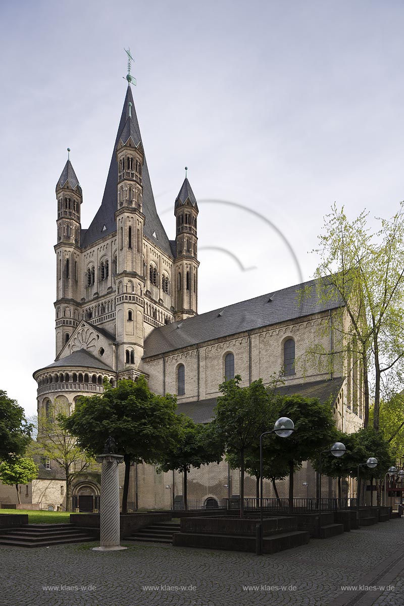 Koeln Altstadt, romanische Kirche Gross Sankt Martin, Aussenaufnahme, Mariensaeule vor Gross Sankt Martin in Koeln, sie ist eine der zwoelf grossen romanischen Kirchen in der Koelner Innenstadt; Cologne romanesque church Gross St. Martin in the old town.