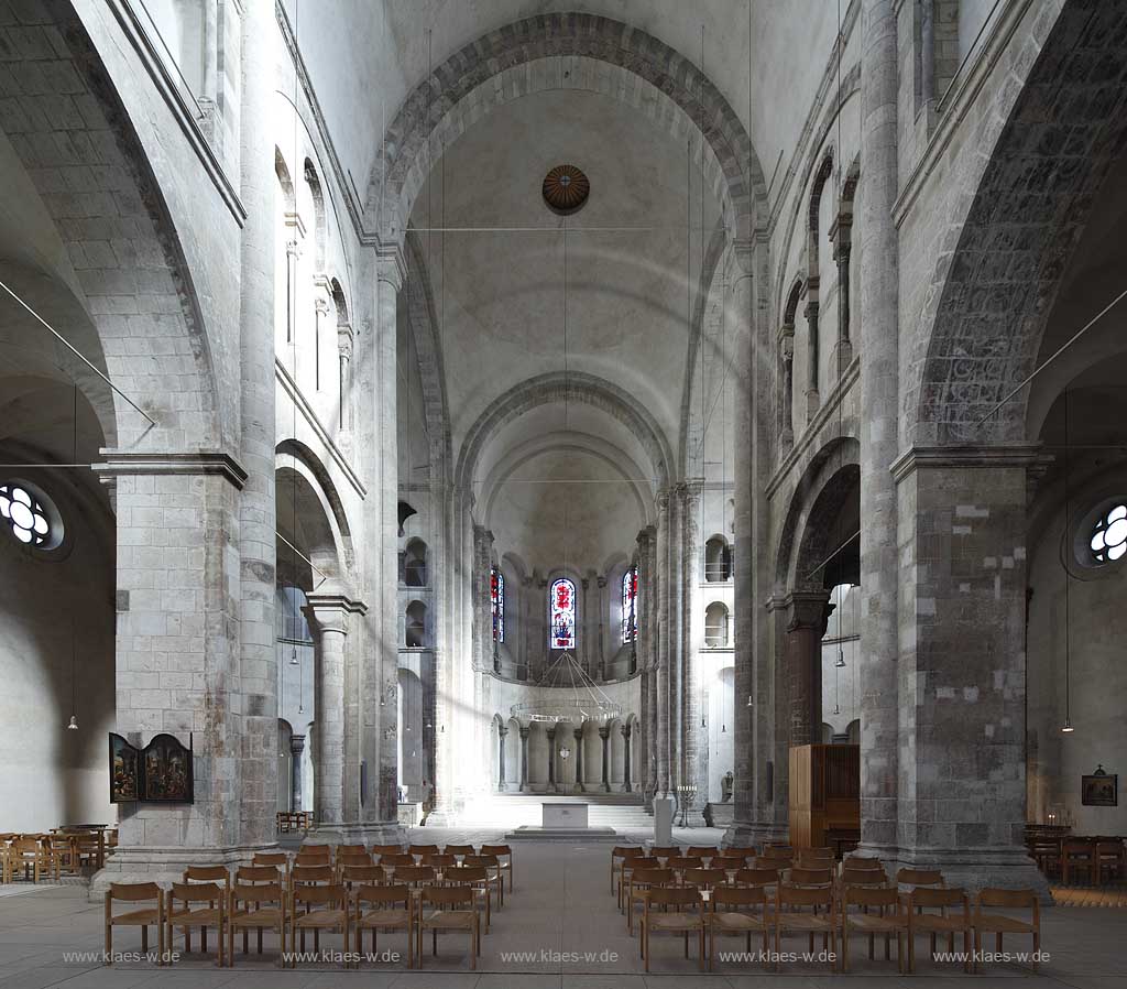 Koeln Altstadt romanische Kirche Gross Sankt Martin Innenaufnahme mit Blick durch das Mittelschiff in Richtung Altar, Ostkonche; Cologne romanesque church Gross St. Martin in the old town