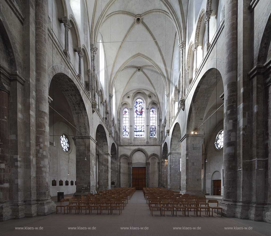 Koeln Altstadt romanische Kirche Gross Sankt Martin Innenaufnahme mit Blick durch das Mittelschiff in Richtung Westportal; Cologne romanesque church Gross St. Martin in the old town