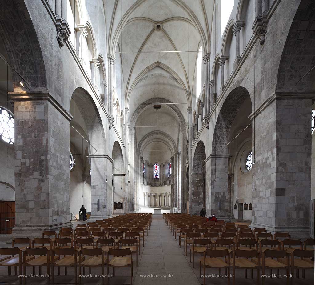 Koeln Altstadt romanische Kirche Gross Sankt Martin Innenaufnahme mit Blick durch das Mittelschiff in Richtung Altar, Ostkonche; Cologne romanesque church Gross St. Martin in the old town