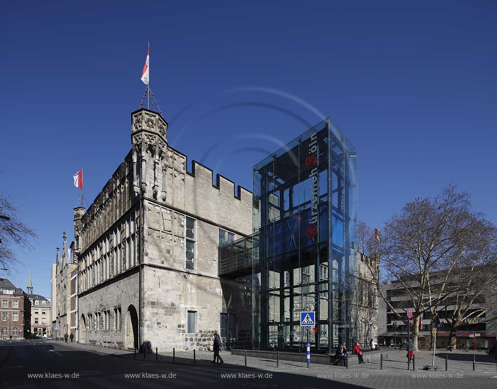 Koeln, Altstadt, Guerzenich, Aussenansicht mit Glasaufzug im Fruehling. Der Guerzenich blickt auf eine mehr als 550jaehrige Geschichte zurueck. Er ist heute nach dem Rathaus der wichtigste mittelalterliche Profanbau von Koeln, und gleichzeitig ist das Bauensemble Guerzenich-St.Alban eines der qualittvollsten 1950er Jahre-Denkmaeler der Stadt. 