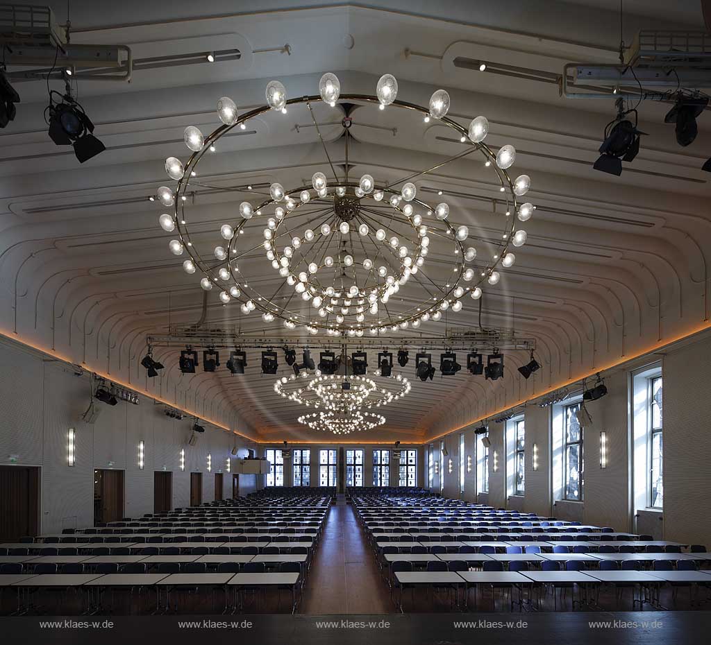 Koeln, Altstadt, Guerzenich, Innanansicht des Grossen Festsaal mit moderner Beleuchtung. Der Guerzenich blickt auf eine mehr als 550jaehrige Geschichte zurueck. Er ist heute nach dem Rathaus der wichtigste mittelalterliche Profanbau von Koeln, und gleichzeitig ist das Bauensemble Guerzenich-St.Alban eines der qualittvollsten 1950er Jahre-Denkmaeler der Stadt. 