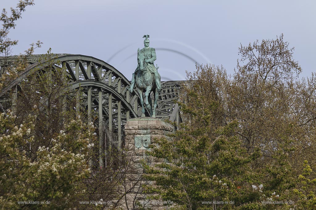 Koeln Altstadt, Blick zum Reiterstandbild "Kaiser Wilhelm I." auf der Hohenollernbruecke; Koeln old town, equestrian statue of Kaiser Wilhem I. on bridge "Hohenzollernbruecke. 