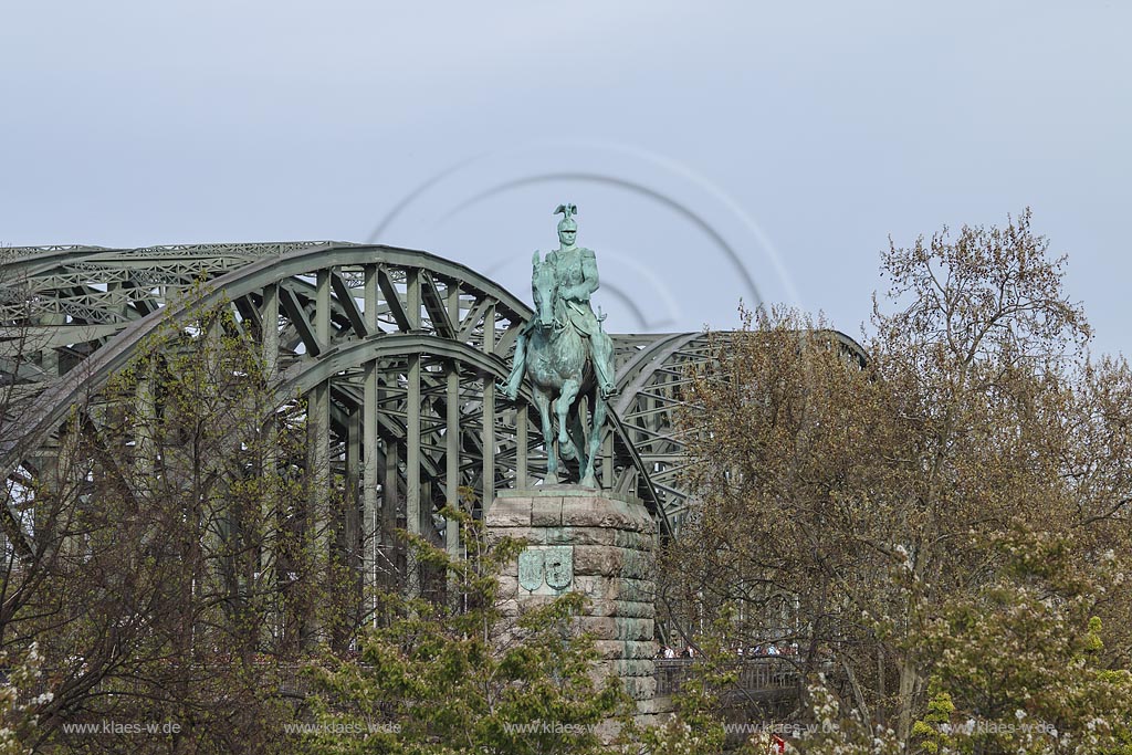 Koeln Altstadt, Blick zum Reiterstandbild "Kaiser Wilhelm I." auf der Hohenollernbruecke; Koeln old town, equestrian statue of Kaiser Wilhem I. on bridge "Hohenzollernbruecke. 