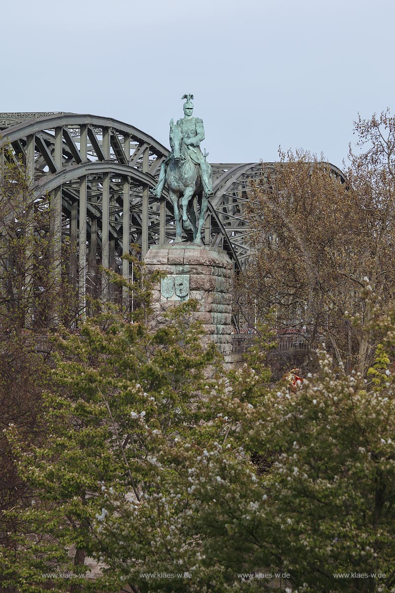 Koeln Altstadt, Blick zum Reiterstandbild "Kaiser Wilhelm I." auf der Hohenollernbruecke; Koeln old town, equestrian statue of Kaiser Wilhem I. on bridge "Hohenzollernbruecke. 