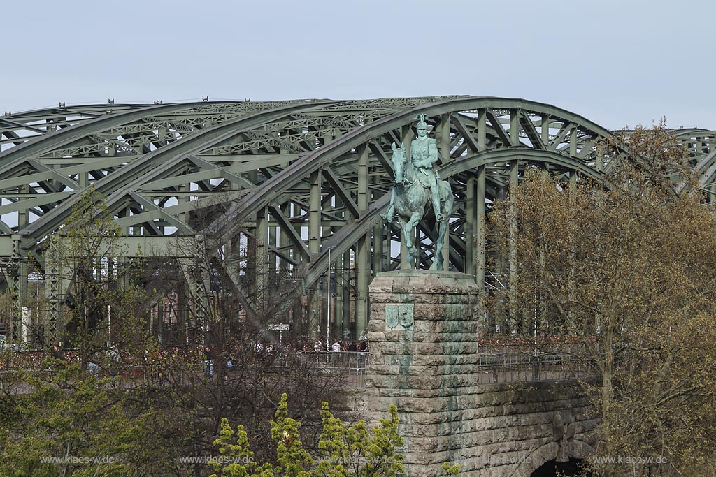 Koeln Altstadt, Blick zum Reiterstandbild "Kaiser Wilhelm I." auf der Hohenollernbruecke; Koeln old town, equestrian statue of Kaiser Wilhem I. on bridge "Hohenzollernbruecke. 