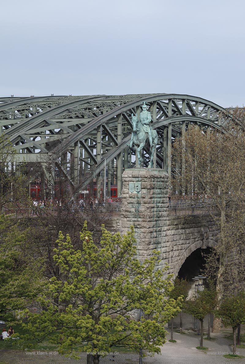 Koeln Altstadt, Blick zum Reiterstandbild "Kaiser Wilhelm I." auf der Hohenollernbruecke; Koeln old town, equestrian statue of Kaiser Wilhem I. on bridge "Hohenzollernbruecke. 