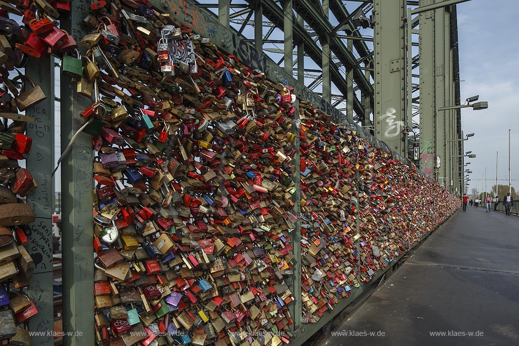 Koeln Altstadt, Liebesschloesser auf der Hohenollernbruecke; Koeln old town, love-padlocks on bridge "Hohenzollernbruecke. 