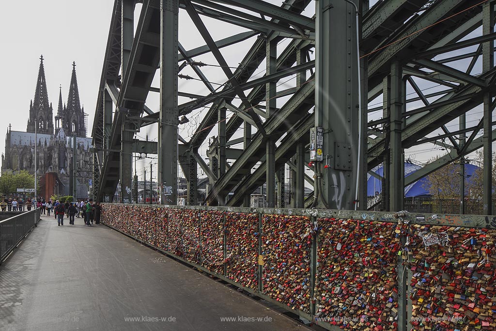 Koeln Altstadt, Liebesschloesser auf der Hohenollernbruecke mit Blick zum Koelner Dom; Koeln old town, love-padlocks on bridge "Hohenzollernbruecke" with  Cologne dome in the background. 