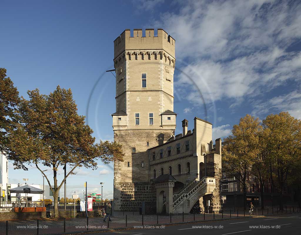 Koeln-Altstadt der Beyenturm, ein mittelalterlicher Wehrturm, heute Sitz der Alice Schwarzer Stiftung FrauenMediaTurm, im Herbstlicht stimmungsvoll am spaeten Nachmittag von der tief stehenden Sonne angestahlt; Cologne old town historical defence tower Beyenturm in atmospheric evening sunlight in autumn.