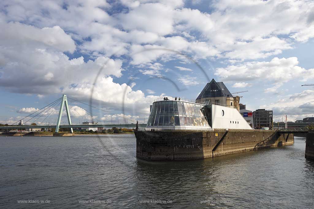 Koeln-Altstadt Sued Blick ueber Hafeneinfahrt zum Inselauge, dem noerdlichsten Punkt der Rheinau Halbinsel  mit dem Imhoff-Stollwerck Schokoladenmuseum, mit Rhein, Severinsbruecke und stimmungsvollem Wolkenhimmel; Cologne chocolate museum, Rhine river and Severins Bridge