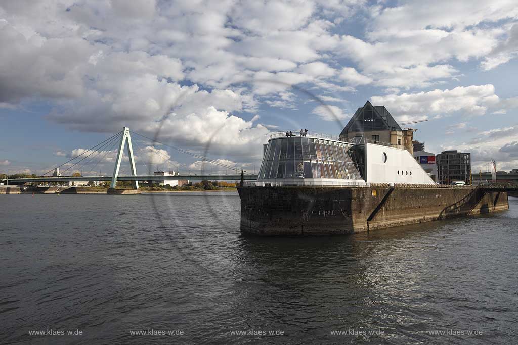 Koeln-Altstadt Sued Blick ueber Hafeneinfahrt zum Inselauge, dem noerdlichsten Punkt der Rheinau Halbinsel  mit dem Imhoff-Stollwerck Schokoladenmuseum, mit Rhein, Severinsbruecke und stimmungsvollem Wolkenhimmel; Cologne chocolate museum, Rhine river and Severins Bridge