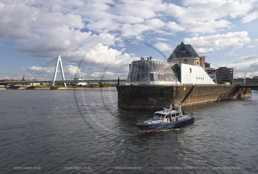 Koeln-Altstadt Sued Blick ueber Hafeneinfahrt zum Inselauge, dem noerdlichsten Punkt der Rheinau Halbinsel  mit dem Imhoff-Stollwerck Schokoladenmuseum mit Rhein, Polizeiboot, Severinsbruecke und stimmungsvollem Wolkenhimmel; Cologne chocolate museum, Rhine river, police ship and Severins Bridge