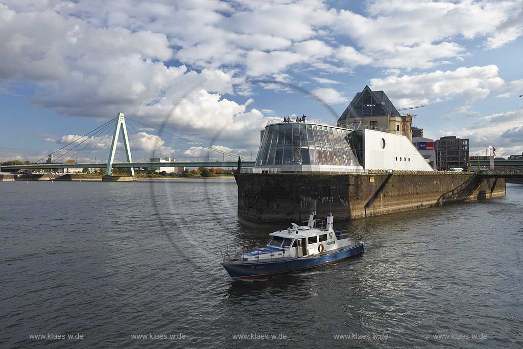 Koeln-Altstadt Sued Blick ueber Hafeneinfahrt zum Inselauge, dem noerdlichsten Punkt der Rheinau Halbinsel  mit dem Imhoff-Stollwerck Schokoladenmuseum mit Rhein, Polizeiboot, Severinsbruecke und stimmungsvollem Wolkenhimmel; Cologne chocolate museum, Rhine river, police ship and Severins Bridge