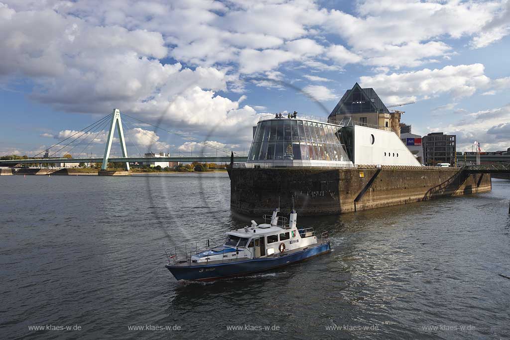 Koeln-Altstadt Sued Blick ueber Hafeneinfahrt zum Inselauge, dem noerdlichsten Punkt der Rheinau Halbinsel  mit dem Imhoff-Stollwerck Schokoladenmuseum mit Rhein, Polizeiboot, Severinsbruecke und stimmungsvollem Wolkenhimmel; Cologne chocolate museum, Rhine river, police ship and Severins Bridge