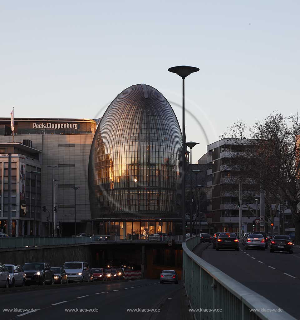 Koeln Alt,  Welttadthaus von Renzo Piano im Abendlicht der untergehende Sonne, Spiegelung in Glasfassade, Blick mit Tunneleinfahrt; Cologne modern glass house from Renzo Piano, cosmopolitan city house from steel and glass with sunset in the mirror image 