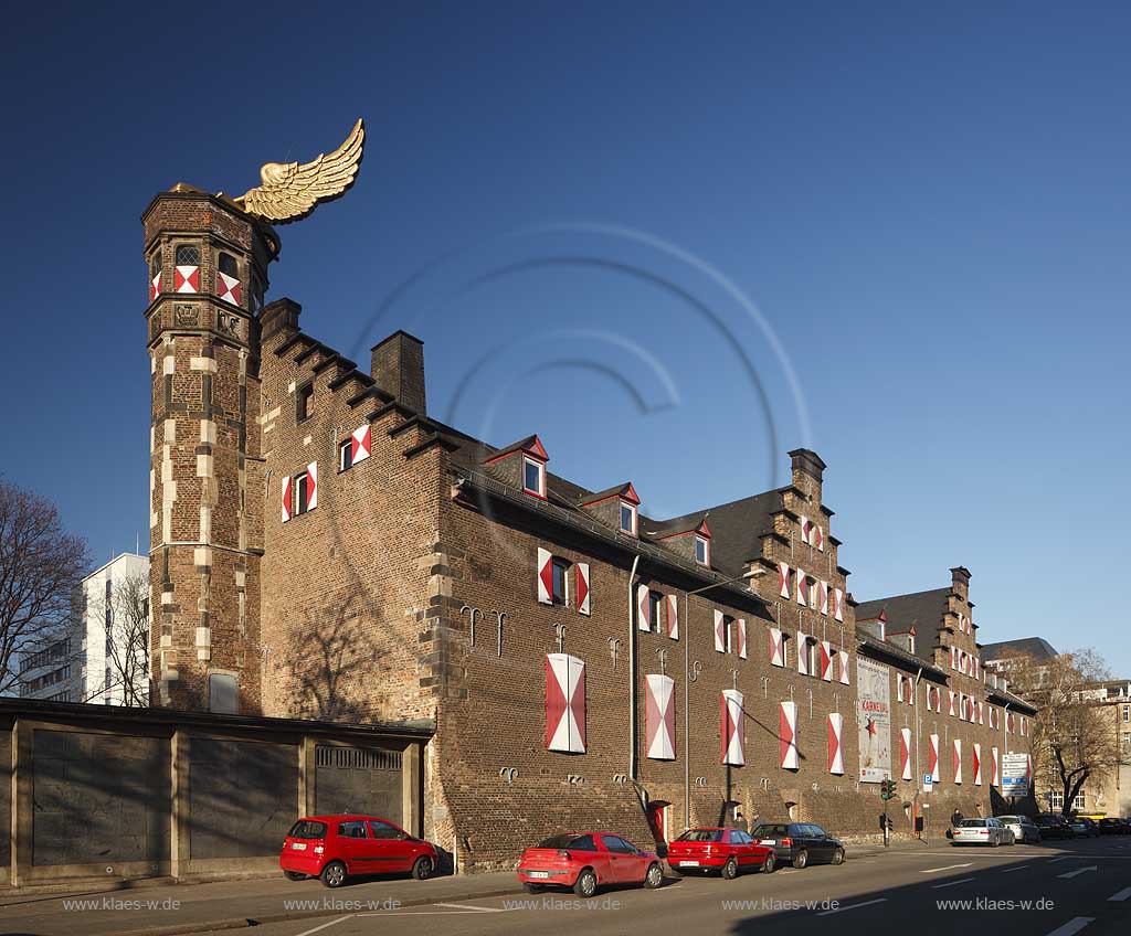 Koeln Altstadt, Zeugaus an der Zeughausstrasse mit dem goldenen Fluegelauto von H.A. Schult; Cologne old town, historical Zeughaus with wingscar of artist H.A. Schult