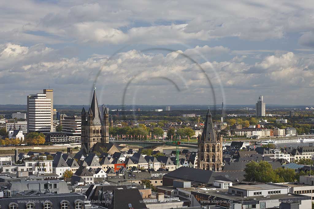 Koeln Blick vom WDR Archivhaus auf die Koelner Altstadt mit der Sankt Martin Kirche, der Deutzer Bruecke und dem  Rathausturm; Cologne view over Cologne old citiy with the  St. Martin church, historical tower of guild hall and breide Deutzer Bruecke