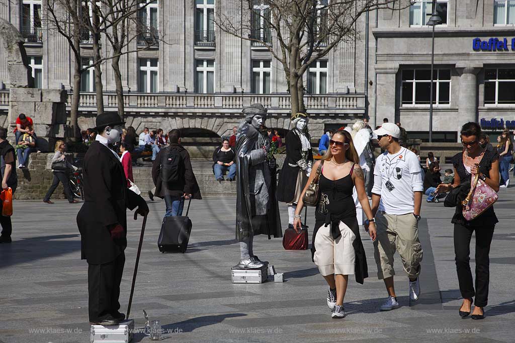 Koeln Domplatte mit Fussgaengern und Pantomimen die das Publikum animieren; Cologne pantomime naer the dome