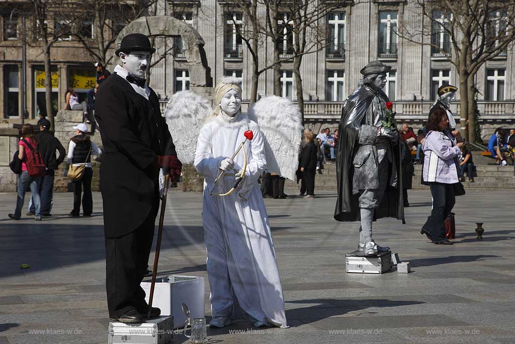 Koeln Domplatte mit Fussgaengern und Pantomimen die das Publikum animieren; Cologne pantomime naer the dome