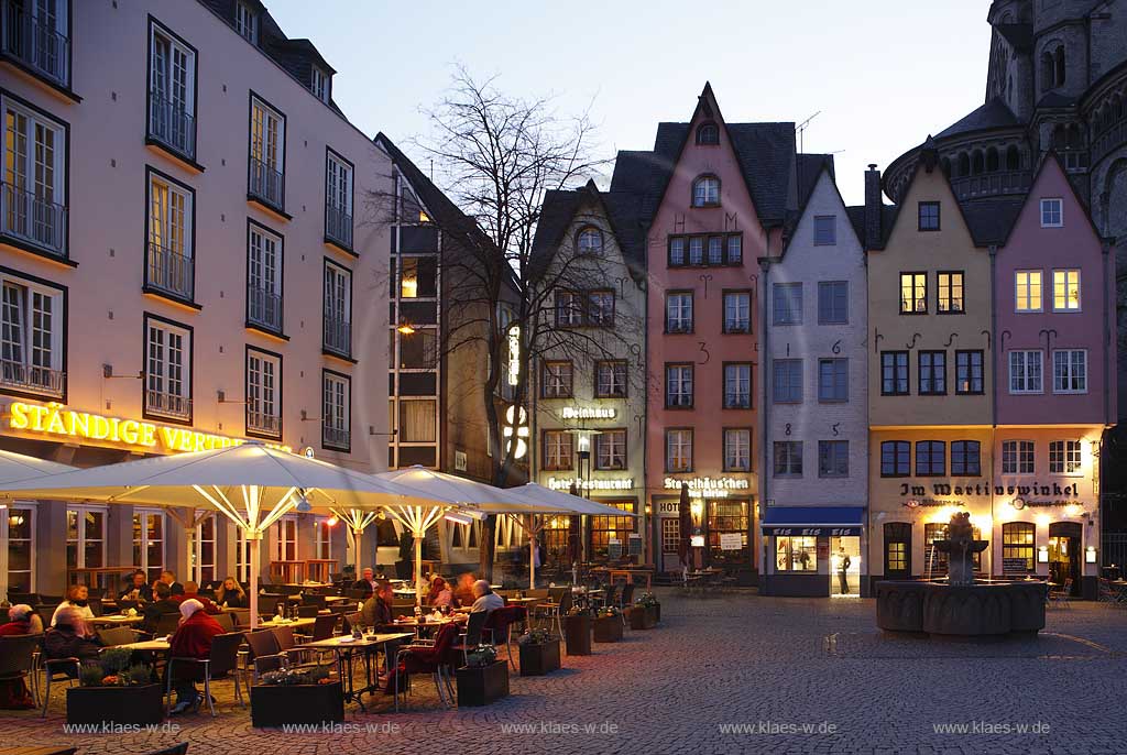 Koeln, Fischmarkt mit Gastronomie und Brunnnen zur blauen Stunde mit Kunstlichbeleuchtung, iluminiert, im Frhling; Cologne picturesque Old Town at Fischmarkt with gastronomy in evening light, Illumination in springtime