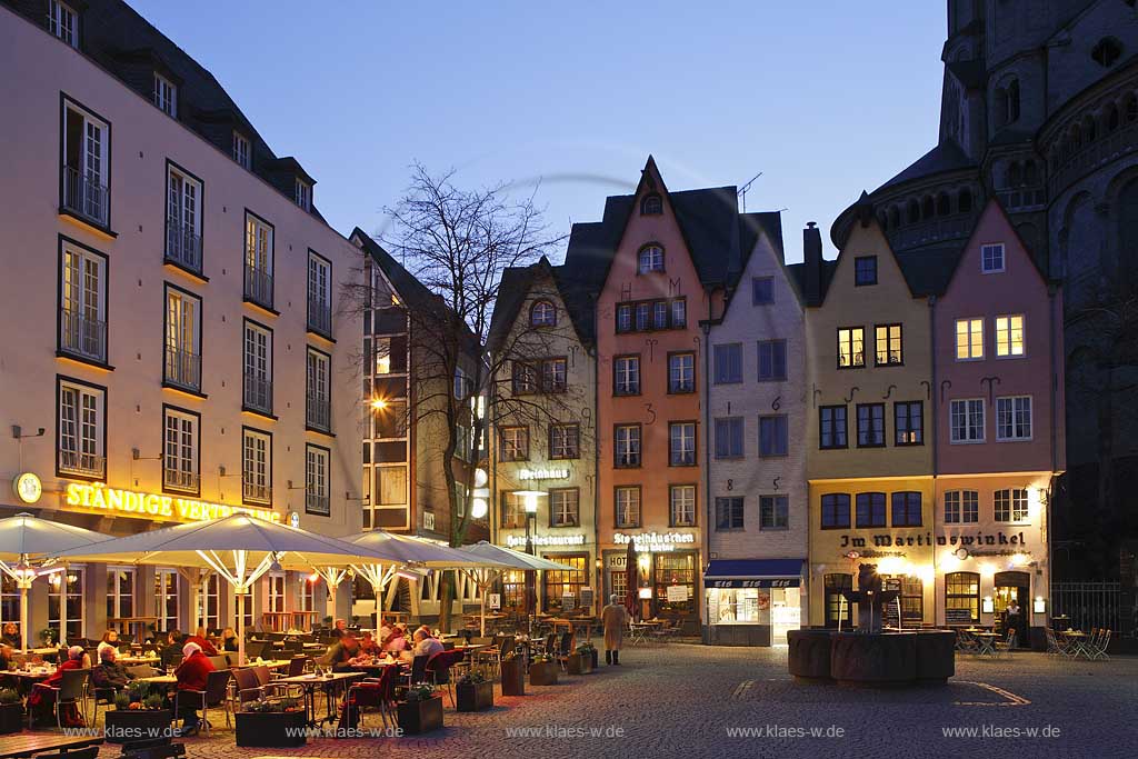 Koeln, Fischmarkt mit Gastronomie und Brunnnen zur blauen Stunde mit Kunstlichbeleuchtung, iluminiert, im Frhling; Cologne picturesque Old Town at Fischmarkt with gastronomy in evening light, Illumination in springtime