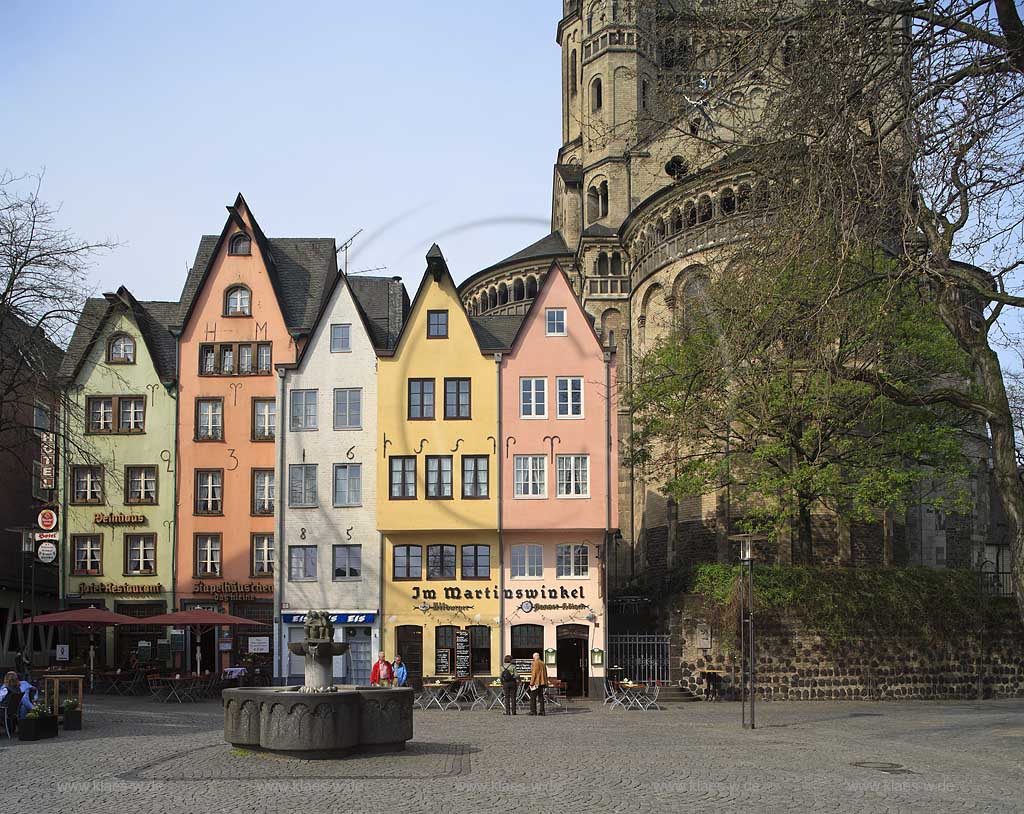 Koeln, Fischmarkt mit Brunnnen und Turm der Kirche Gross Sankt Martin im Frhling; Cologne picturesque Old Town at Fischmarkt with church Gross St. Martin in springtime