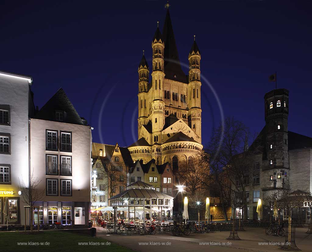 Koeln, Gross Sankt Martin Kirchturm mit Fischmarkt und Gastronomie zur blauen Stunde mit Kunstlichbeleuchtung, iluminiert, im Frhling; Cologne picturesque Old Town at Fischmarkt tower of Gross St. Martin church and gastronomy in evening light, Illumination in springtime