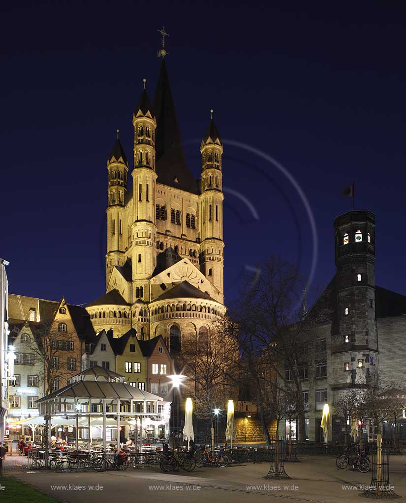 Koeln, Gross Sankt Martin Kirchturm mit Fischmarkt und Gastronomie zur blauen Stunde mit Kunstlichbeleuchtung, iluminiert, im Frhling; Cologne picturesque Old Town at Fischmarkt tower of Gross St. Martin church and gastronomy in evening light, Illumination in springtime