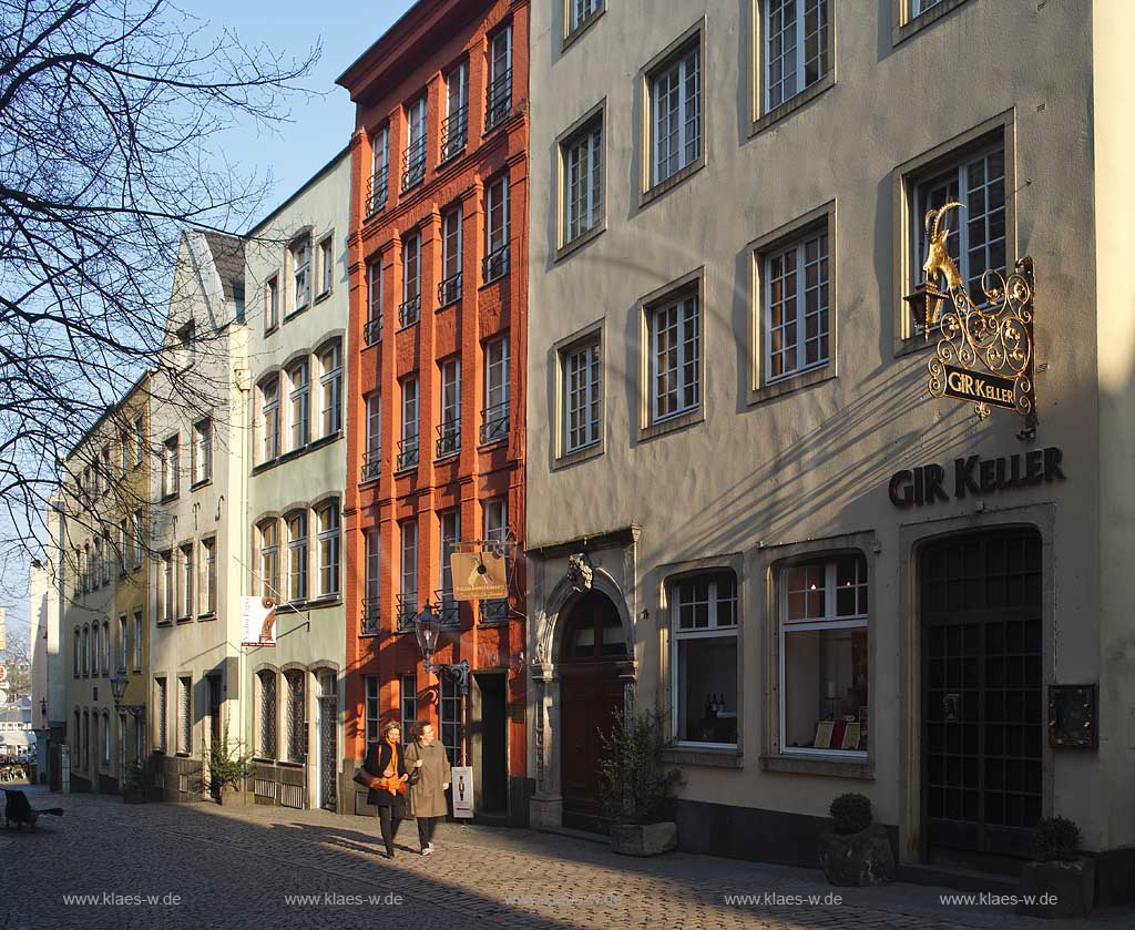 Koeln Lintgasse mit Fassade des Restaurant Gir Keller welches einen der aeltesten Gewoelbekeller in Koeln besitzt; Old Town of Cologne with Lintgasse and facade of restaureant Gir Keller