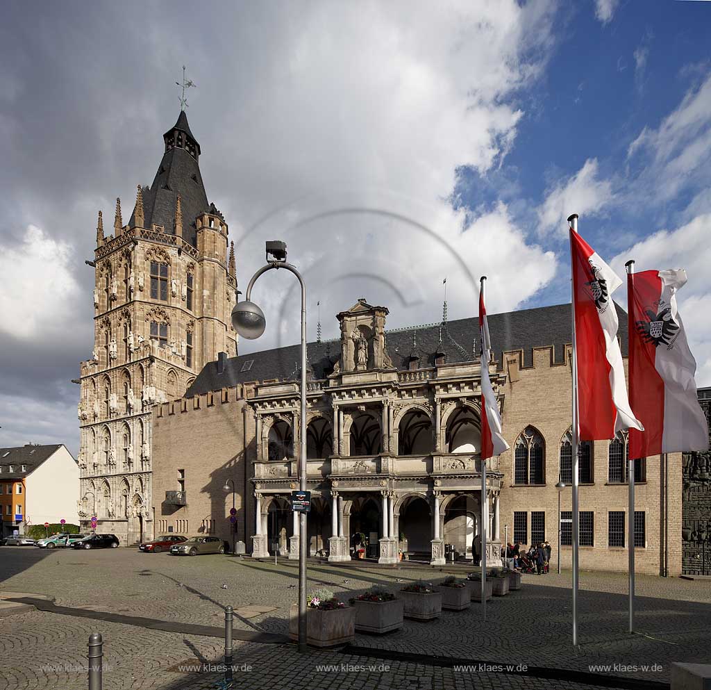  Koeln Innenstadt historisches Rathaus mit Rathausturm und vorgelagerter Renaissance Laube, Cologne historical city guilde