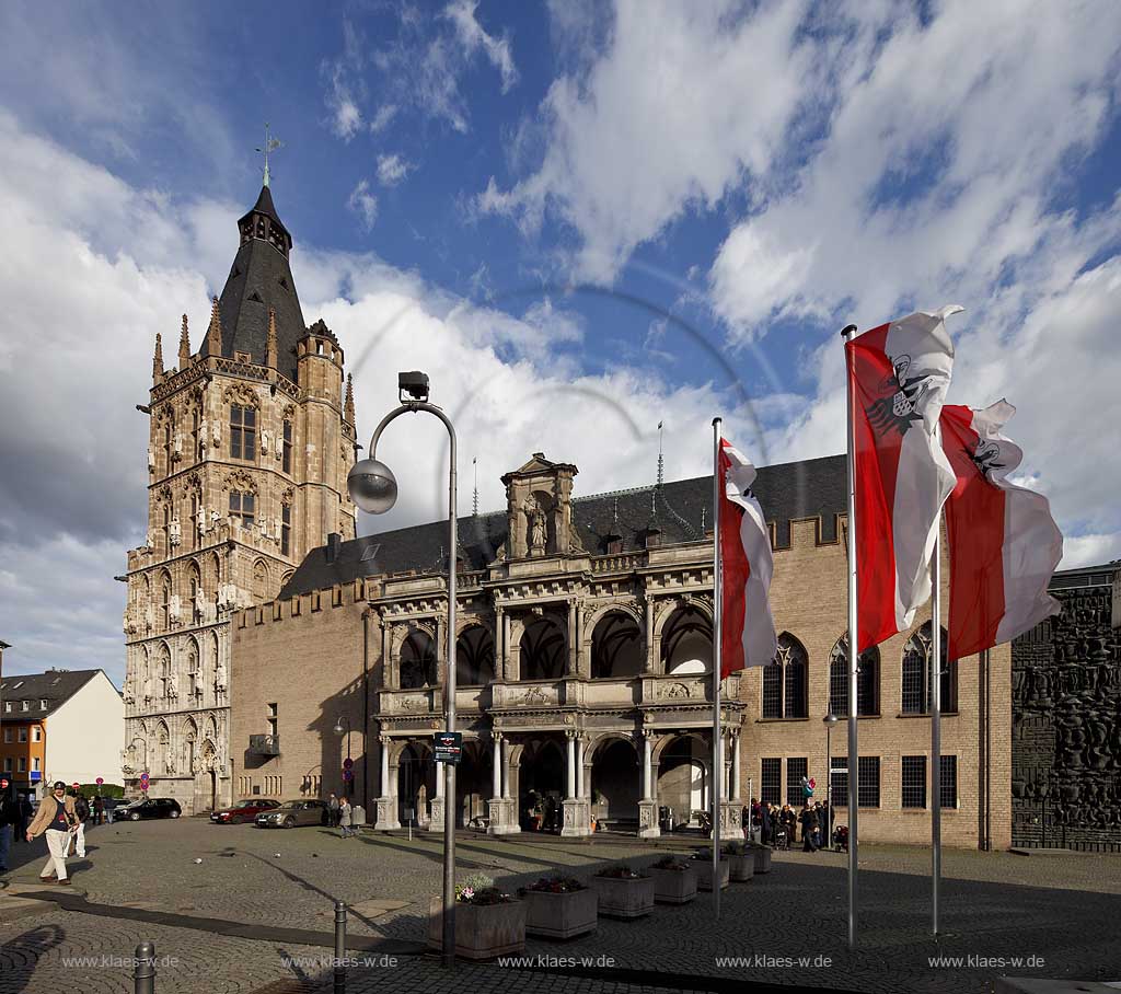  Koeln Innenstadt historisches Rathaus mit Rathausturm und vorgelagerter Renaissance Laube, Cologne historical city guilde