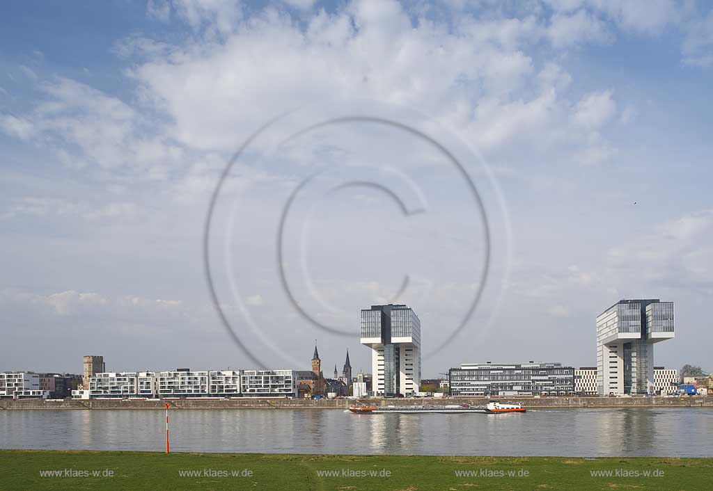 Koeln, Blick ueber den Rein zum Rheinauhafen mit morderner Architektur, 2 Kranhaeuser und Wohn-bzw. Buerogebaeuden; View over rhine river to Rheinau port with modern architecture