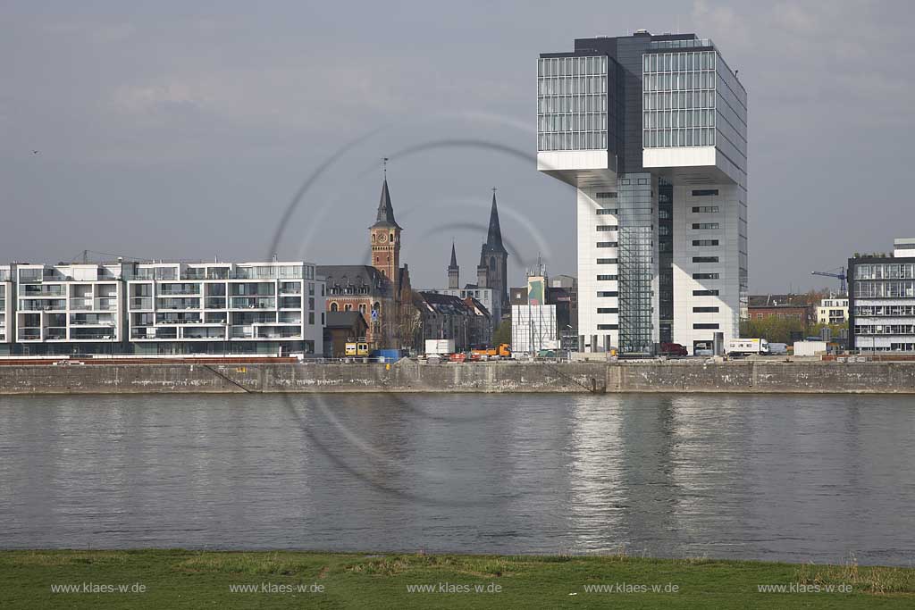 Koeln, Blick ueber den Rein zum Rheinauhafen mit morderner Architektur, Kranhaus und Wohn-bzw. Buerogebaeuden; View over rhine river to Rheinau port with modern architecture