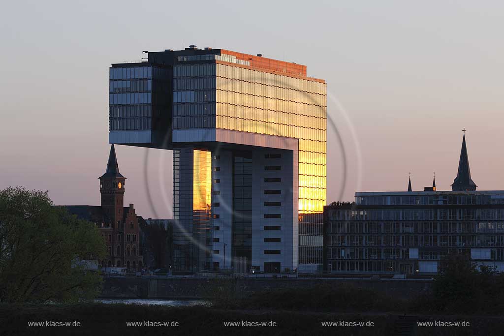 Koeln, Rheinauhafen, moderne Architektur, Kranhaus mit Sonnenuntergang im Spiegelbild der Glasfassade, stimmungsvoll; Cologne modern architecture at Rheinau port with sundown in mirror immage at the glass front of the building