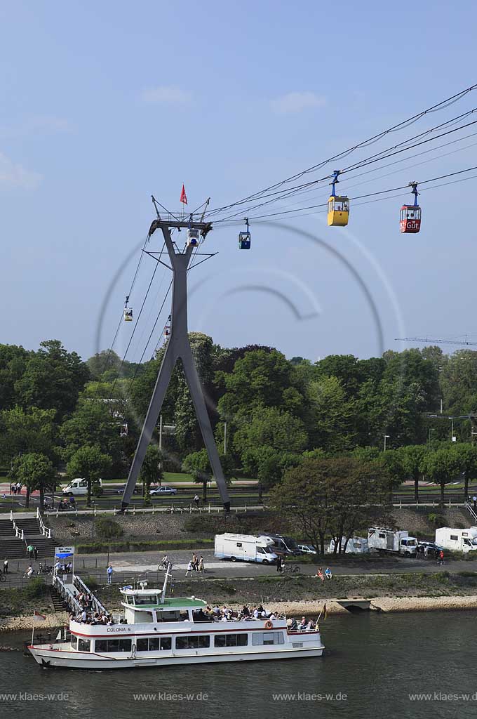 Koeln, Blick mit Rhein Seilbahn, der ersten Seilschwebebahn ueber einen Fluss, sowie einem Schiff der Weissen Flotte  Colonia 5 mit Passagieren, Anlagestelle Zoo / Flora Seilbahn; Cologne a view with aereal passanger line, cableway, Rhine River, excursion boat, passangers