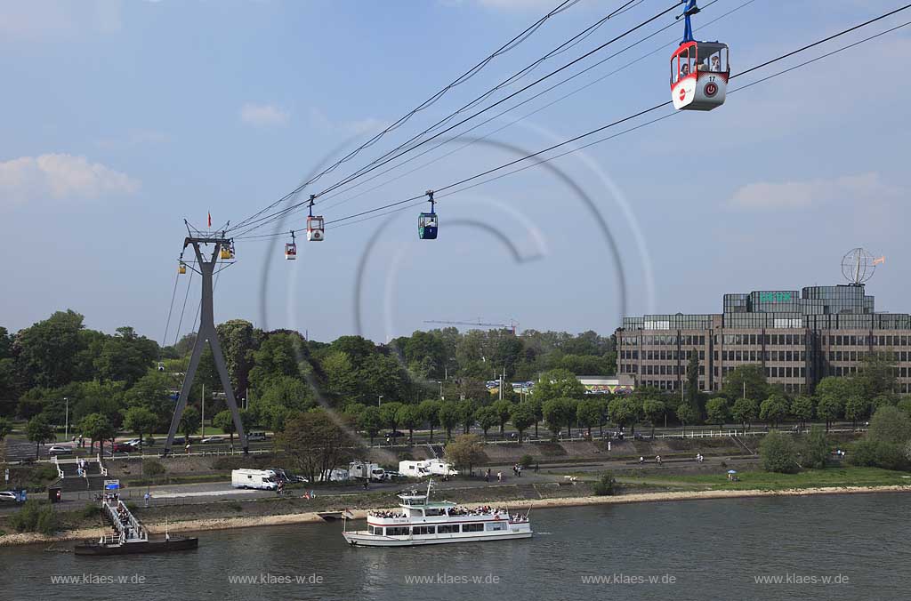 Koeln, Blick mit Rhein Seilbahn, der ersten Seilschwebebahn ueber einen Fluss, dem DEVK Versicherung Verwaltungsgebaeude mit der Koelner Kugel, ein Kunstwerk von H.A. Schult sowie einem Schiff der Weissen Flotte  Colonia 5 mit Passagieren, Anlagestelle Zoo / Flora Seilbahn; Cologne view with aereal passanger line, cableway, Rhine River, excursion boat, passangers, building with artwork of H.A. Schult: Cologne ball or Cologne globe