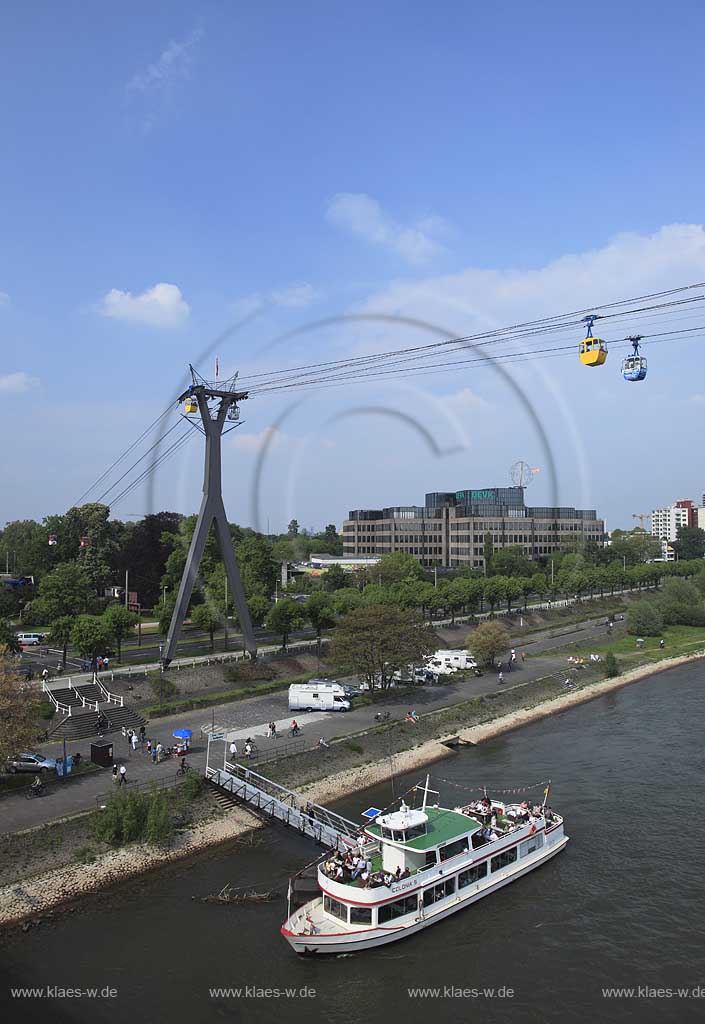 Koeln, Blick mit Rhein Seilbahn, der ersten Seilschwebebahn ueber einen Fluss, dem DEVK Versicherung Verwaltungsgebaeude mit der Koelner Kugel, ein Kunstwerk von H.A. Schult sowie einem Schiff der Weissen Flotte  Colonia 5 mit Passagieren, Anlagestelle Zoo / Flora Seilbahn; Cologne view with aereal passanger line, cableway, Rhine River, excursion boat, passangers, building with artwork of H.A. Schult: Cologne ball or Cologne globe