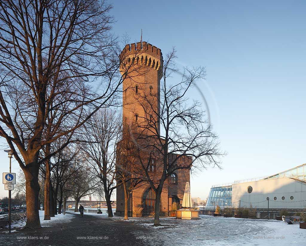 Koeln Altstadt-Sued, der Malakoffturm am Rheinauhafen in Abendstimmung, von der untergehenden Sonne beschienen im Winter mit Schnee, am rechten Bildband das Schokoladenmuseum; Cologne old town south Malakoff tower at Port Rheinau with chocolate museum in evening sunset light in winter with snow