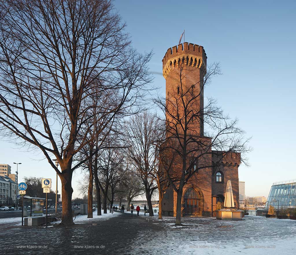 Koeln Altstadt-Sued, der Malakoffturm am Rheinauhafen in Abendstimmung, von der untergehenden Sonne beschienen im Winter mit Schnee, am rechten Bildband das Schokoladenmuseum; Cologne old town south Malakoff tower at Port Rheinau with chocolate museum in evening sunset light in winter with snow