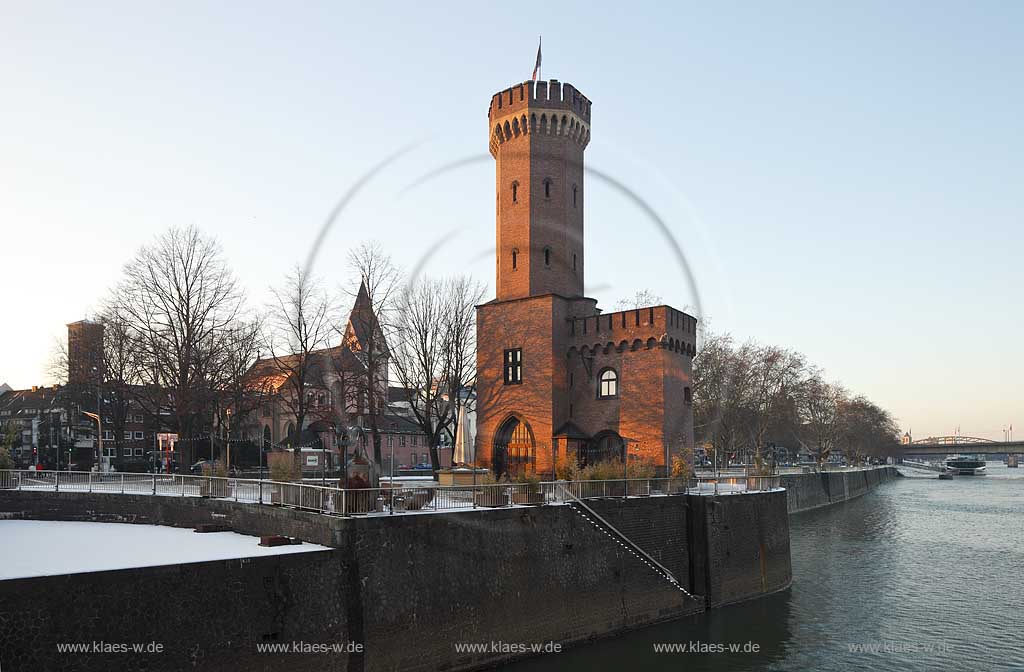 Koeln Altstadt-Sued, der Malakoffturm am Rheinauhafen in Abendstimmung, von der untergehenden Sonne beschienen im Winter mit Schnee, im Hintergrund die romanische Kirche St. Maria Lyskirchen; Cologne old town south Malakoff tower at Port Rheinau in evening sunset light in winter with snow