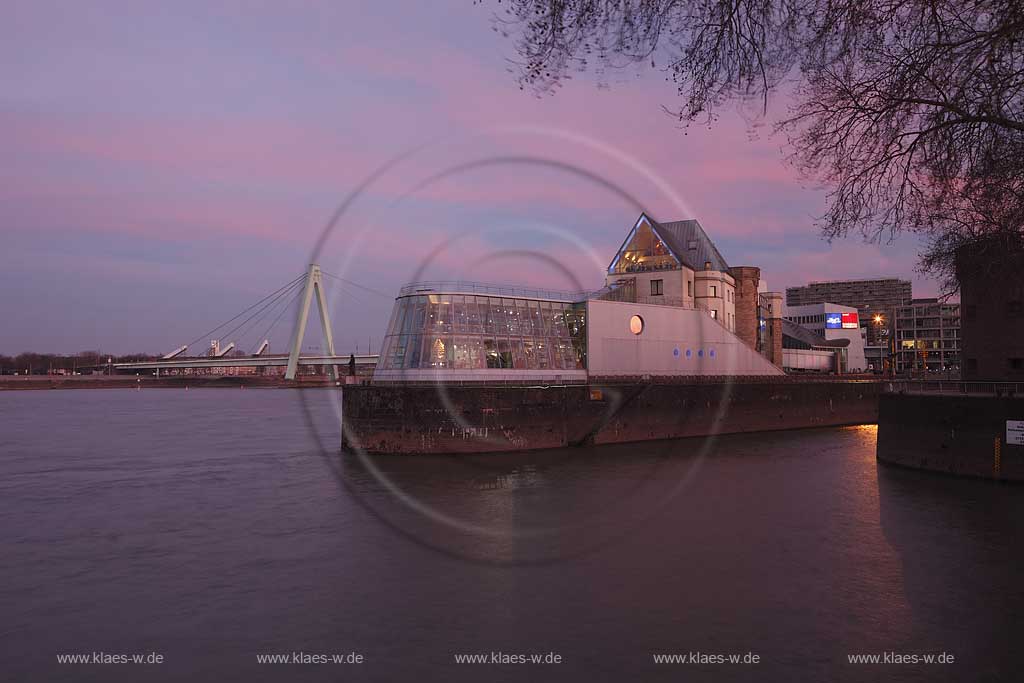 Koeln Altstadt Sued Rheinauhafen Halbinsel mit Schokoladenmuseum und Severinsbruecke im Licht der untergehenden Sonne, blaue Stunde mit Abenrot; Cologne old tow south Port Rheinau with chocolate muesum and Severins bridge during blue hour with alterglow