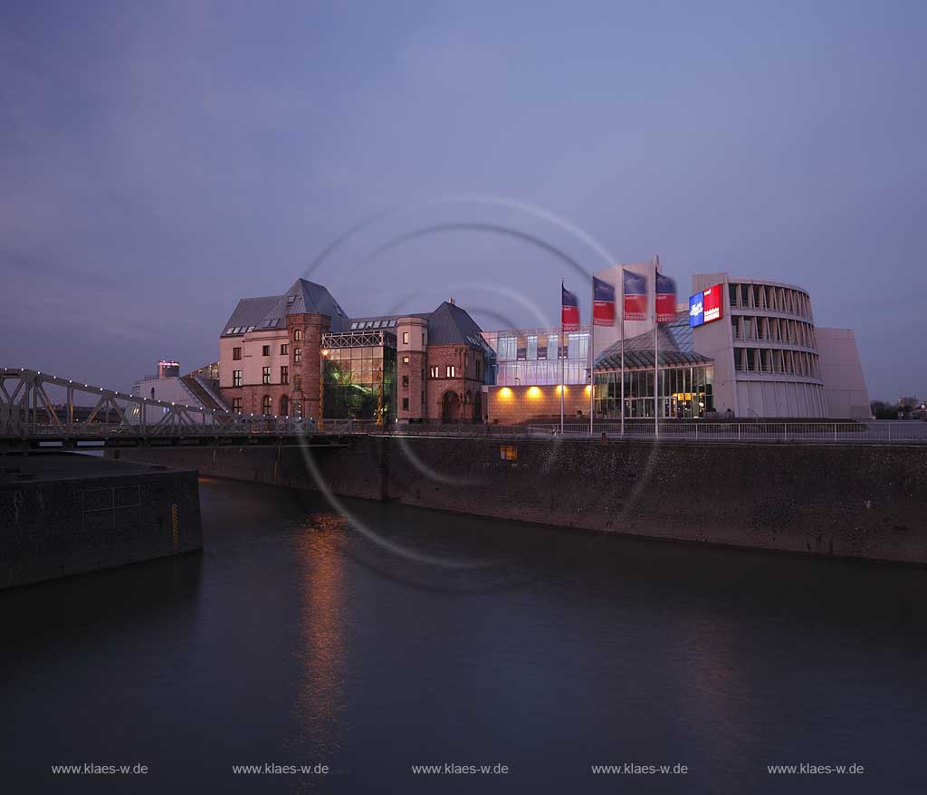 Koeln;  Cologne; Mittelrhein; Rheinland;  Rhineland; Nordrhein-Westfalen; North Rhine Westphalia; DEU;  Deutschland;  Germany;  Allemagne; Europa; Europe; Herkunft; Frhling;  Fruehling;  spring; Jahreszeit; Landschaft;  landscape; Umwelt; blaue Stunde;  blue hour;  Dmmerung;  Daemmerlicht ; Licht; Daemmerung; blauer Himmel;  blue sky; Himmel;  sky; Kunstlicht;  Illumination; Beleuchtung; Architektur; Kultur; Museum; Querformat;  cross format;  diagonally format; Format; Vermerk; Sehenswuerdigkeit;  tourist feature;  landmark ; sehenswert;  well worth seeing; Attribut; Grossstadt;  big town;  large town; Stadt;  town;  city