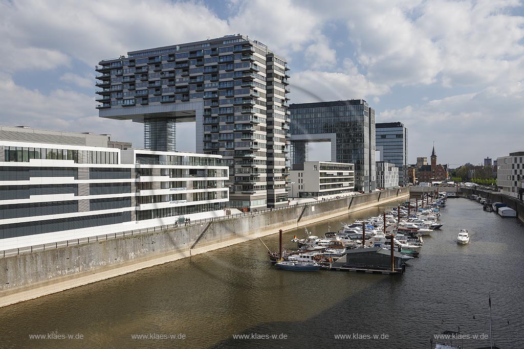 Koeln Kranhaeuser im Rheinauhafen Seit 1998 wird der Rheinauhafen der Stadt Koeln neu erschlossen und umgestaltet, besonderer Blickfang sind die drei "Kranhaeuser", die man schon von weitem an ihrer eigenwilligen Form erkennen kann und die Wohnungen beherbergen; Cologne "Kranhaeuser" in the harbor "Rheinauhafen", since 1998 the old harbor will alter in buildings. There you can find flats and offices.