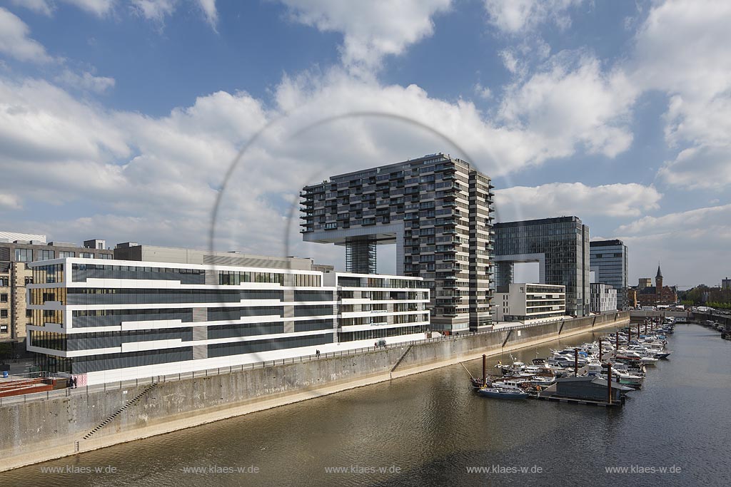 Koeln Kranhaeuser im Rheinauhafen Seit 1998 wird der Rheinauhafen der Stadt Koeln neu erschlossen und umgestaltet, besonderer Blickfang sind die drei "Kranhaeuser", die man schon von weitem an ihrer eigenwilligen Form erkennen kann und die Wohnungen beherbergen; Cologne "Kranhaeuser" in the harbor "Rheinauhafen", since 1998 the old harbor will alter in buildings. There you can find flats and offices.