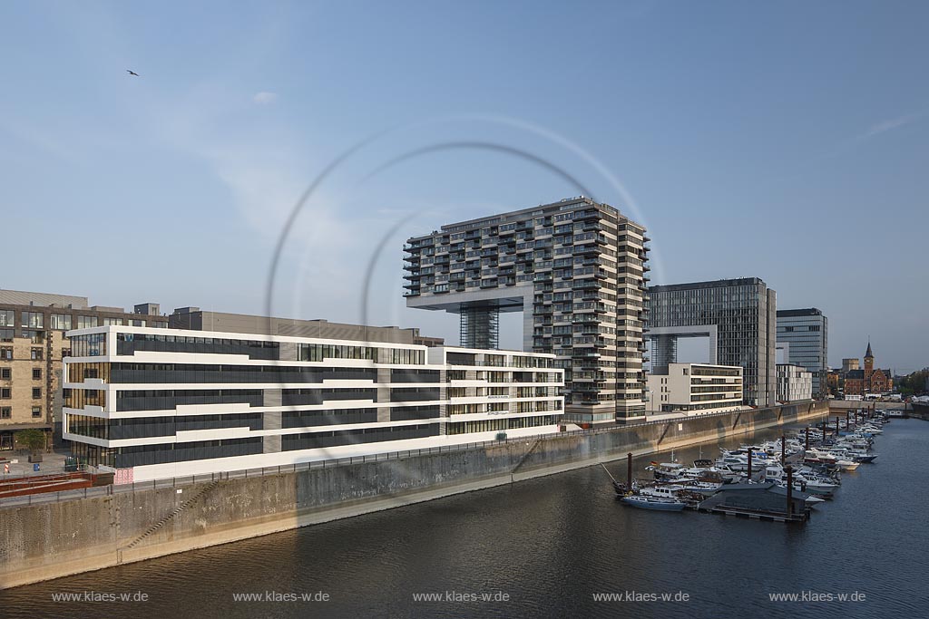 Koeln Kranhaeuser im Rheinauhafen Seit 1998 wird der Rheinauhafen der Stadt Koeln neu erschlossen und umgestaltet, besonderer Blickfang sind die drei "Kranhaeuser", die man schon von weitem an ihrer eigenwilligen Form erkennen kann und die Wohnungen beherbergen; Cologne "Kranhaeuser" in the harbor "Rheinauhafen", since 1998 the old harbor will alter in buildings. There you can find flats and offices.